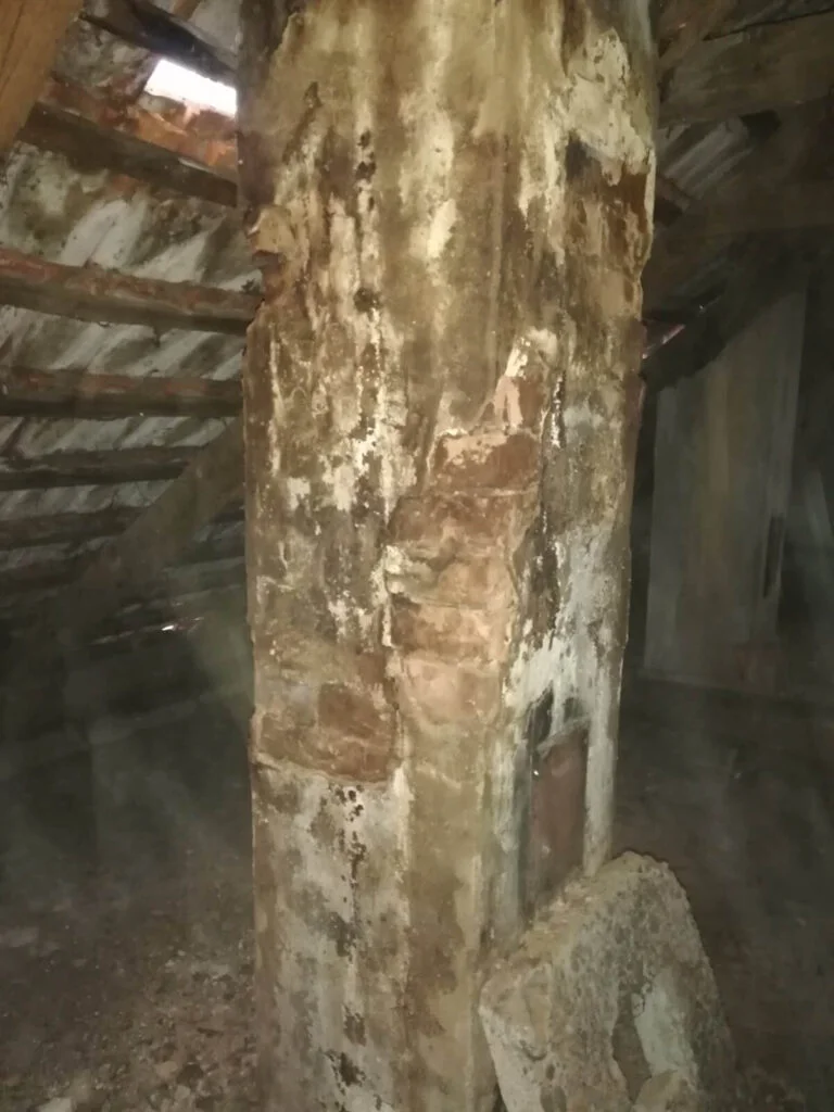 Komínové murivo poškodené presakujúcou vlhkosťou
