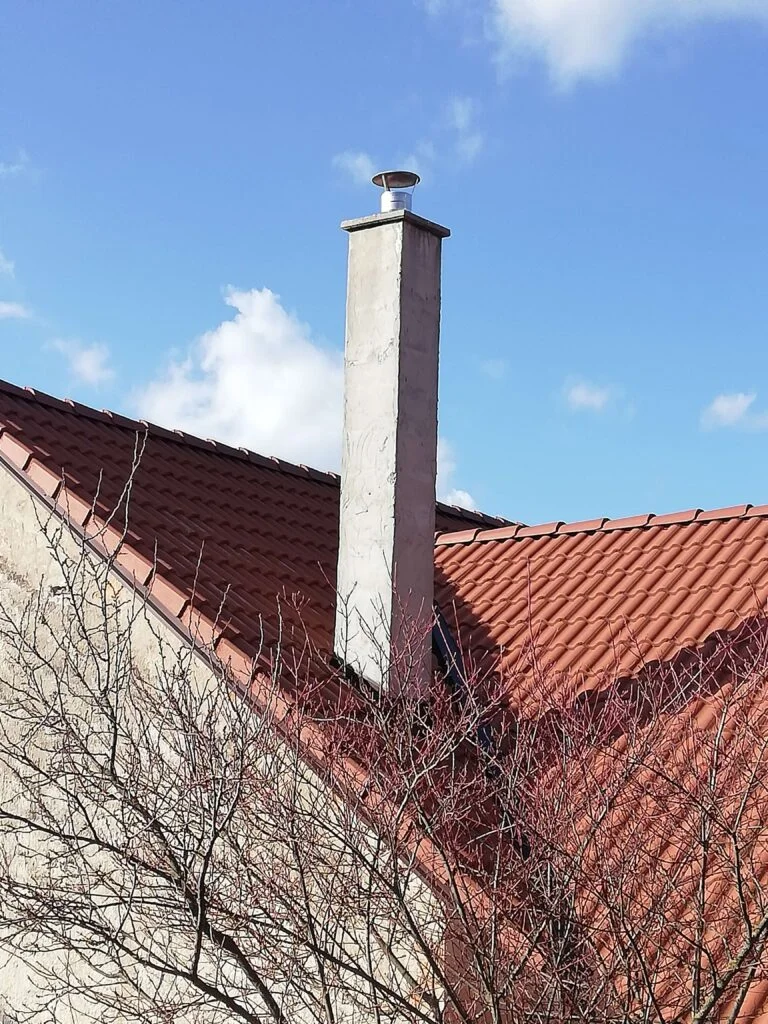Dokončená stavba komína nad strechou rodinného domu